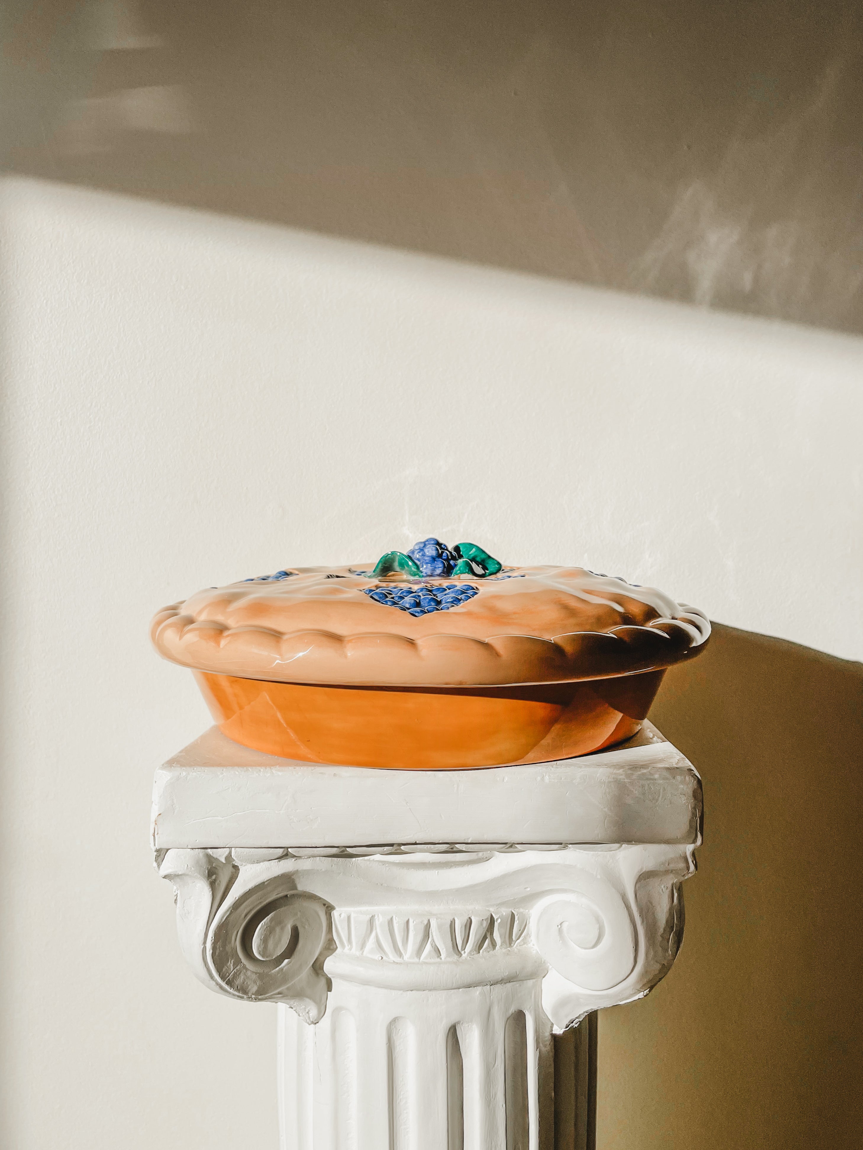 VINTAGE CERAMIC BLUEBERRY PIE STASHER