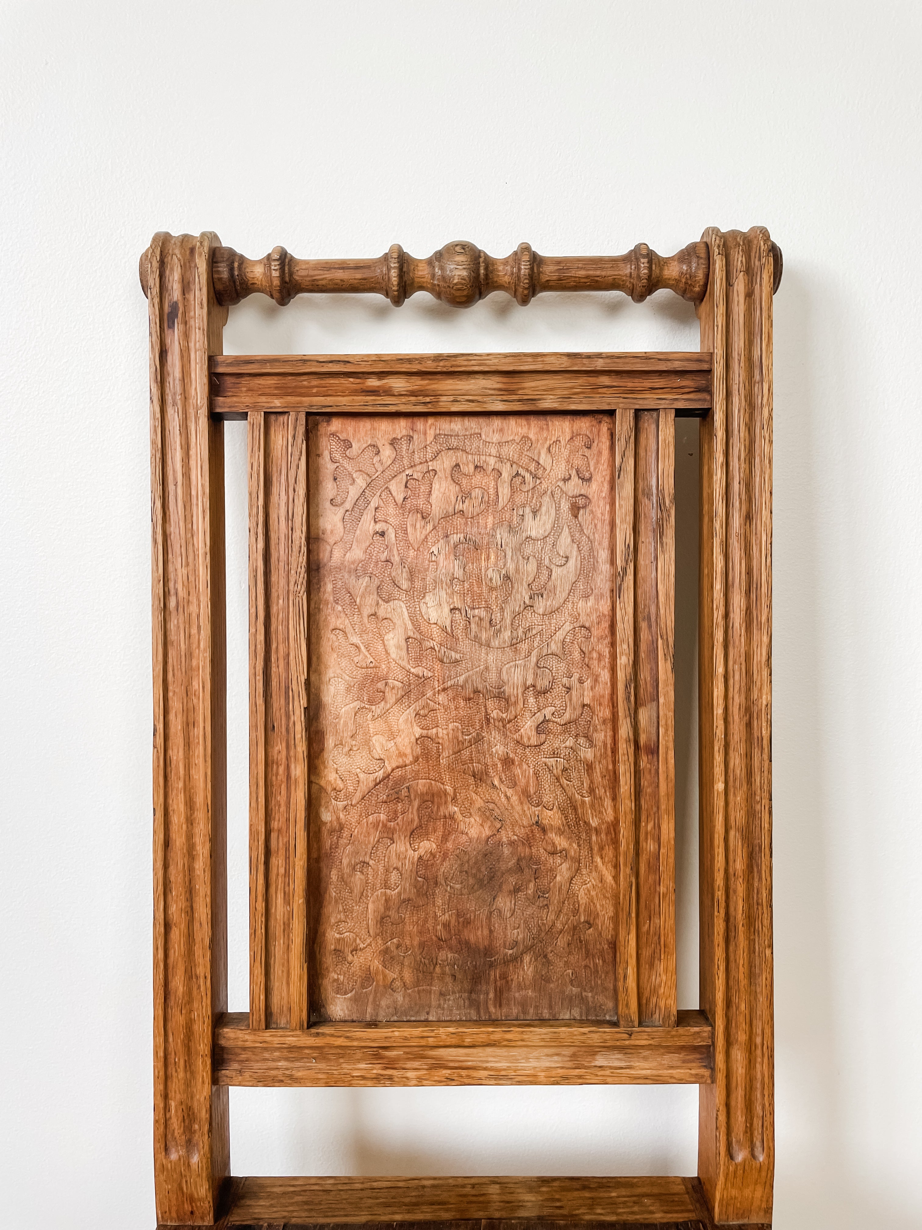 ANTIQUE DECORATIVE WOOD CHAIR