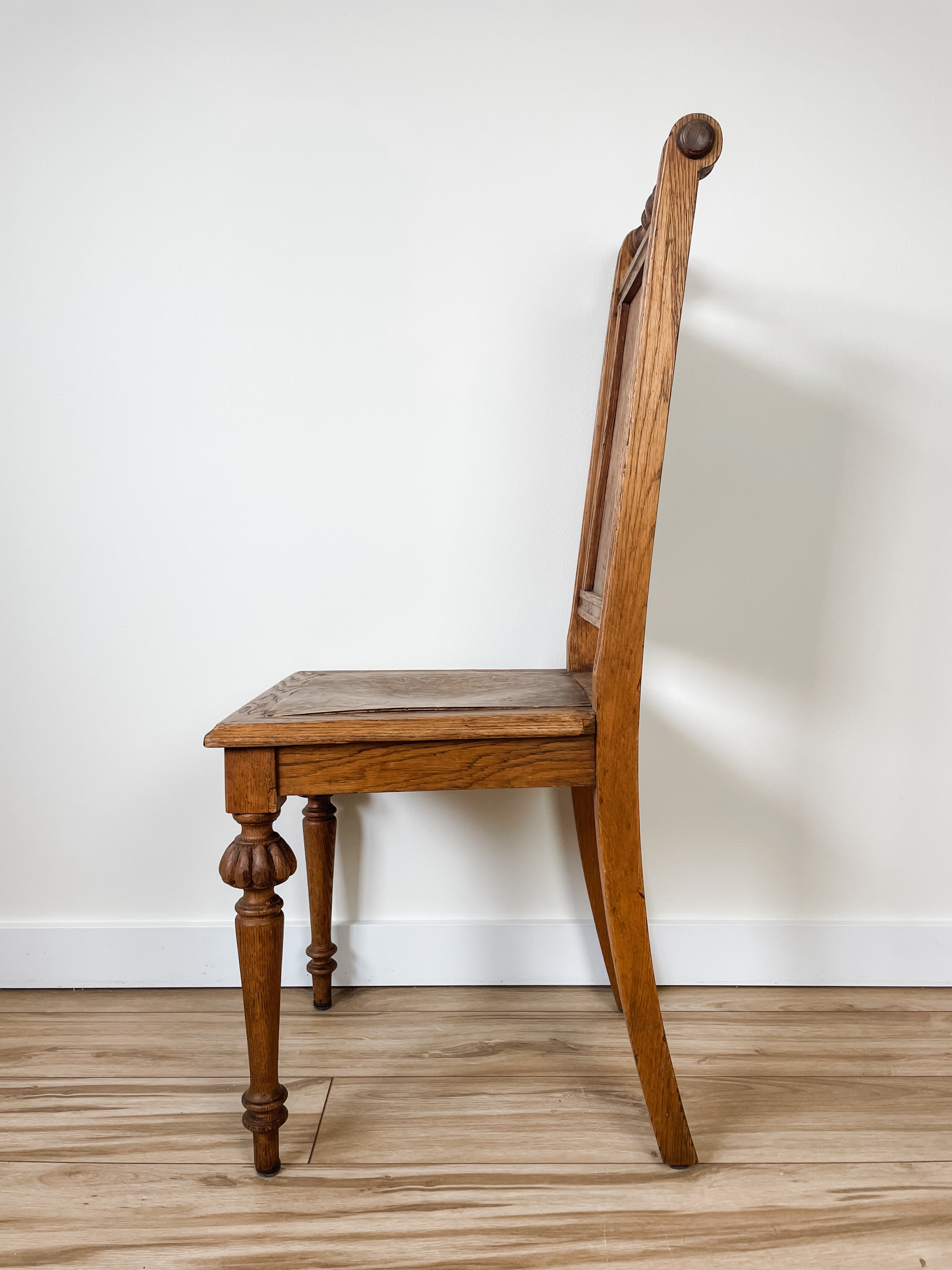 ANTIQUE DECORATIVE WOOD CHAIR