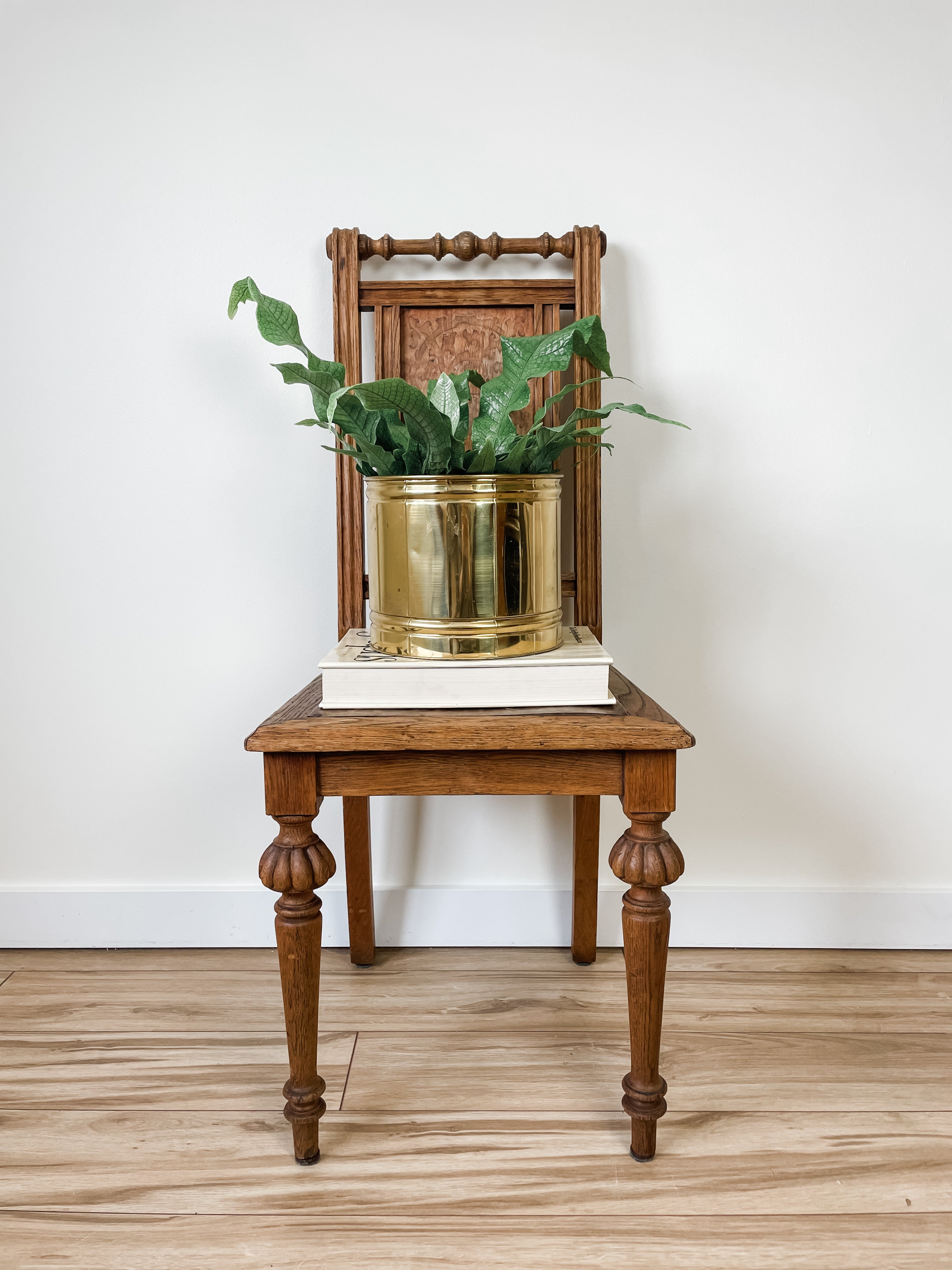 ANTIQUE DECORATIVE WOOD CHAIR