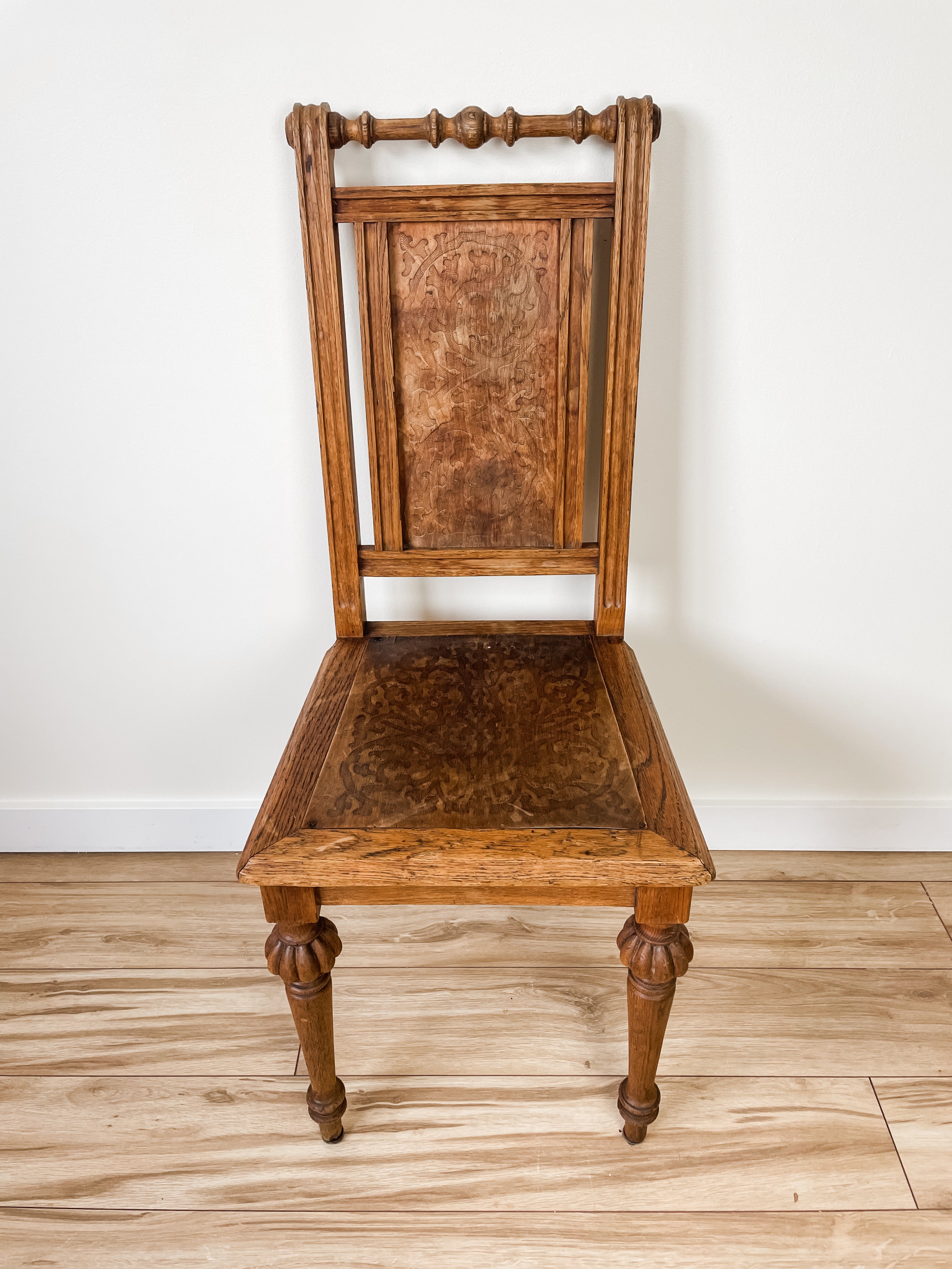 ANTIQUE DECORATIVE WOOD CHAIR