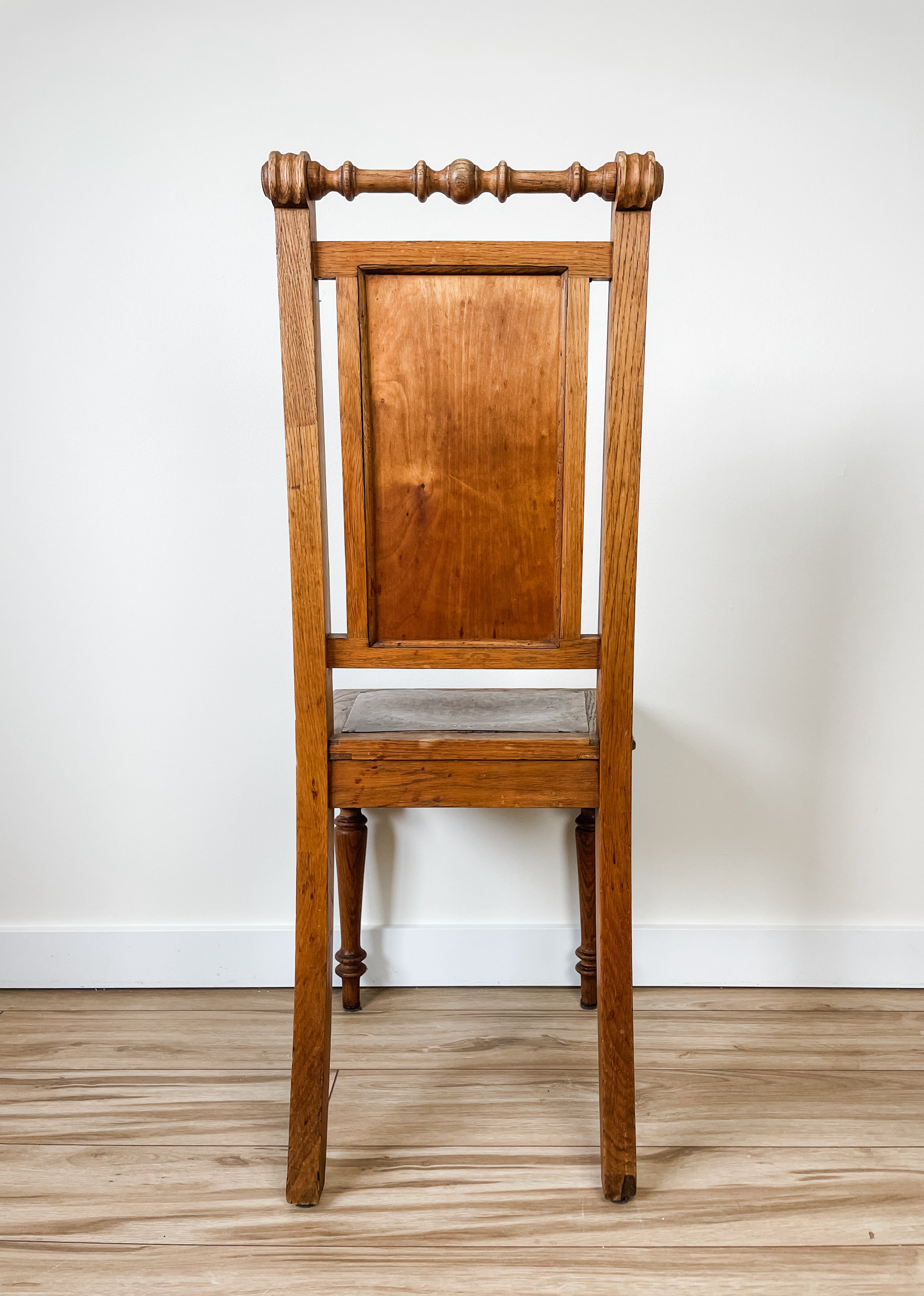 ANTIQUE DECORATIVE WOOD CHAIR