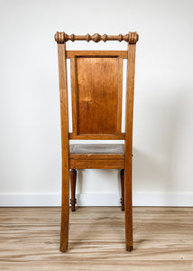 ANTIQUE DECORATIVE WOOD CHAIR