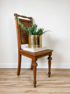 ANTIQUE DECORATIVE WOOD CHAIR