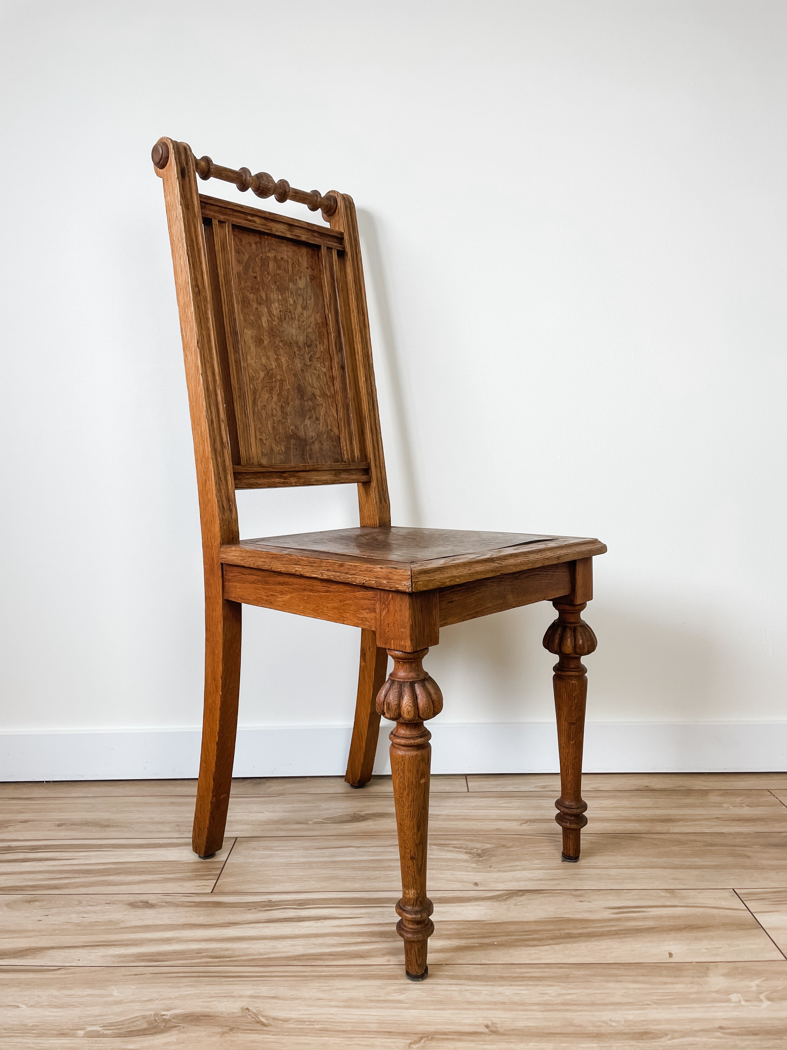 ANTIQUE DECORATIVE WOOD CHAIR