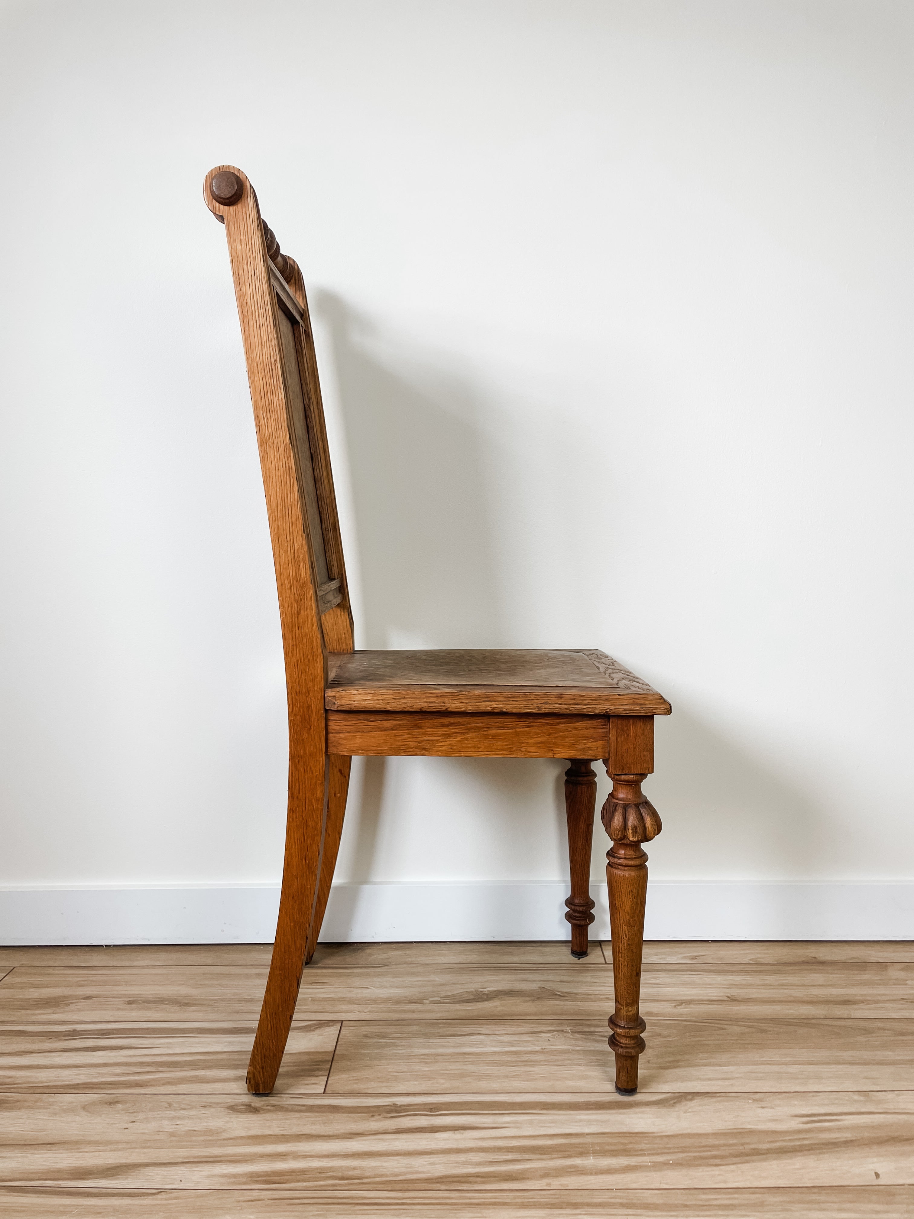 ANTIQUE DECORATIVE WOOD CHAIR