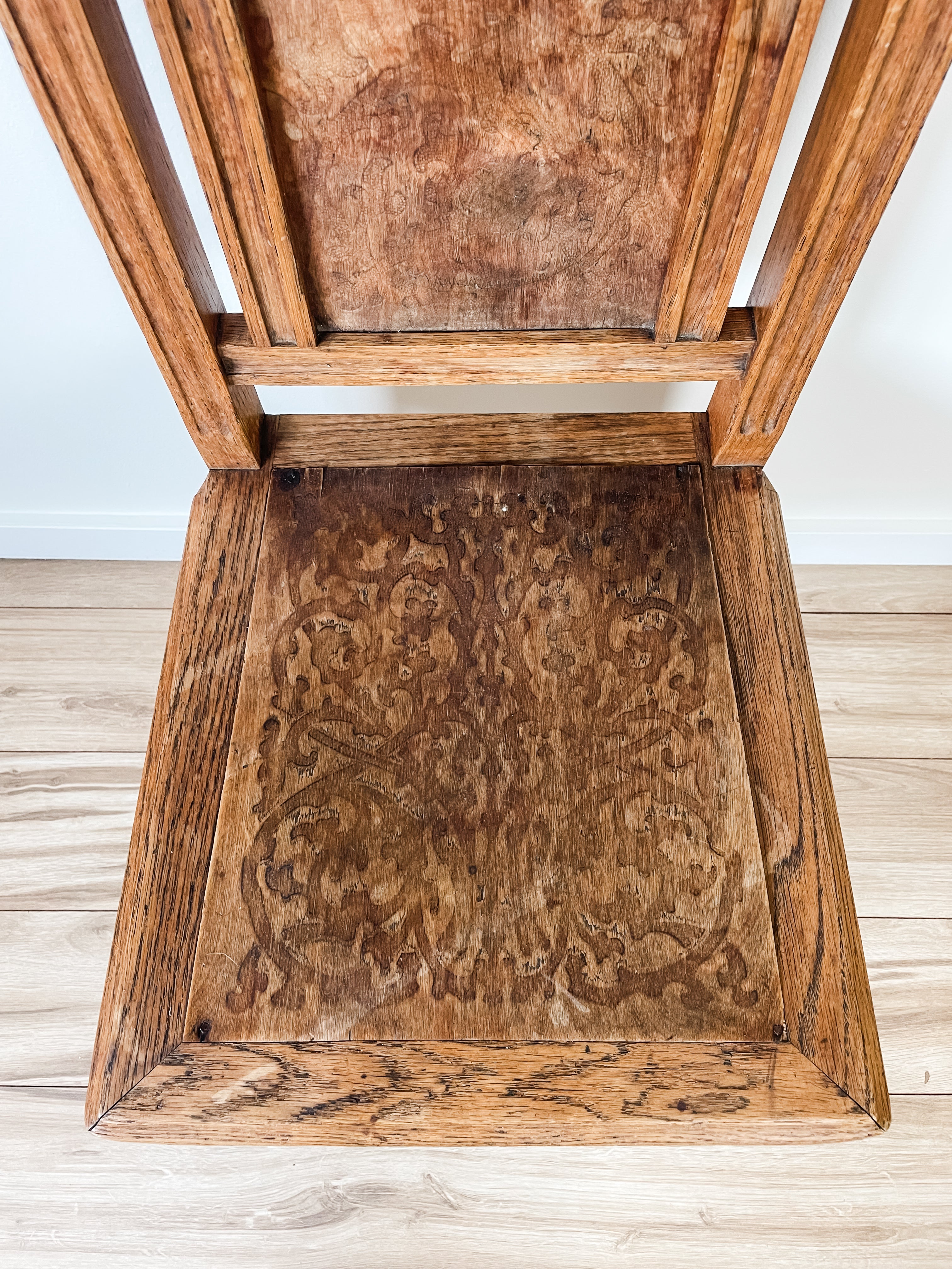 ANTIQUE DECORATIVE WOOD CHAIR