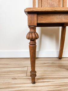 ANTIQUE DECORATIVE WOOD CHAIR