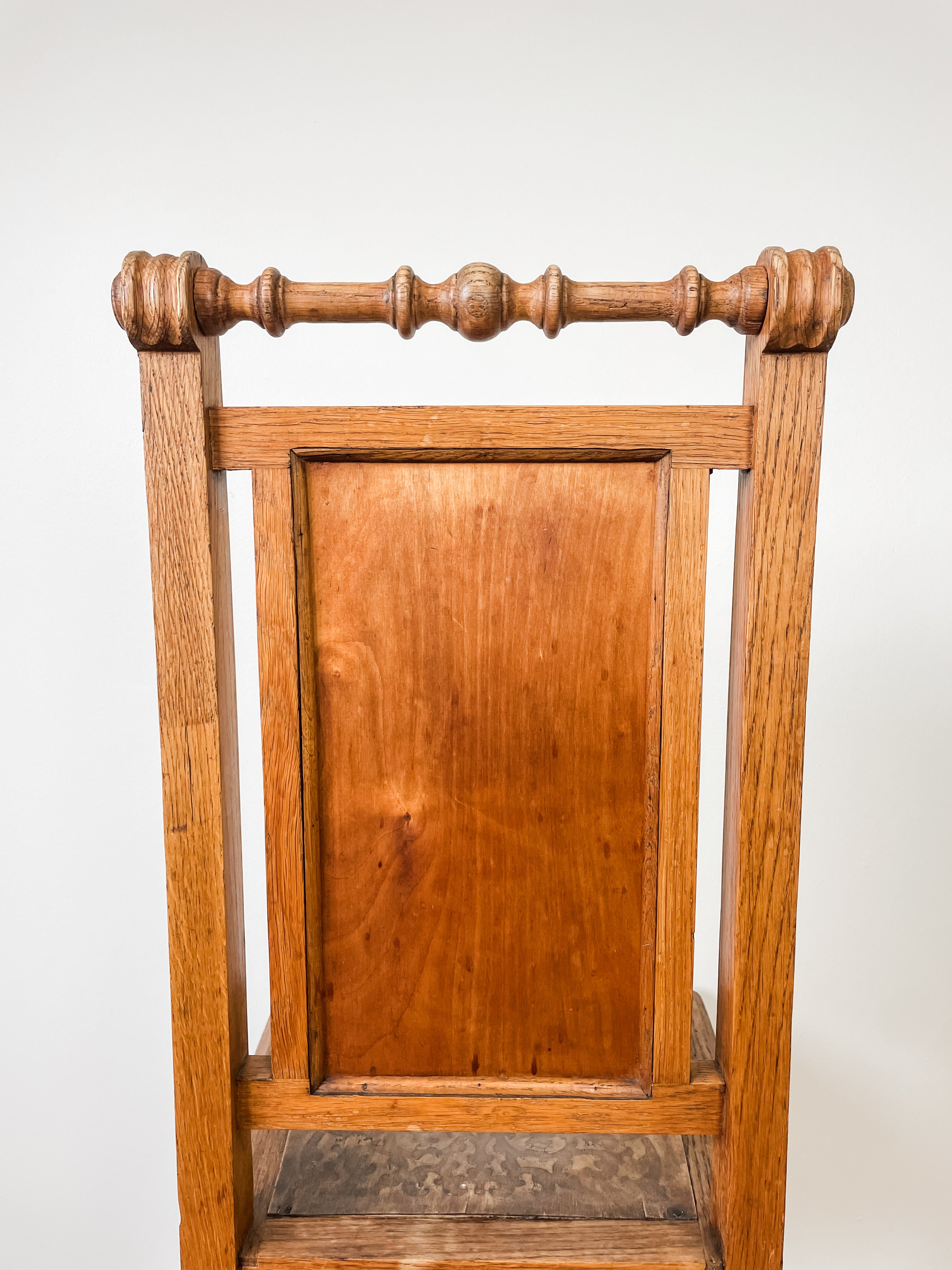 ANTIQUE DECORATIVE WOOD CHAIR