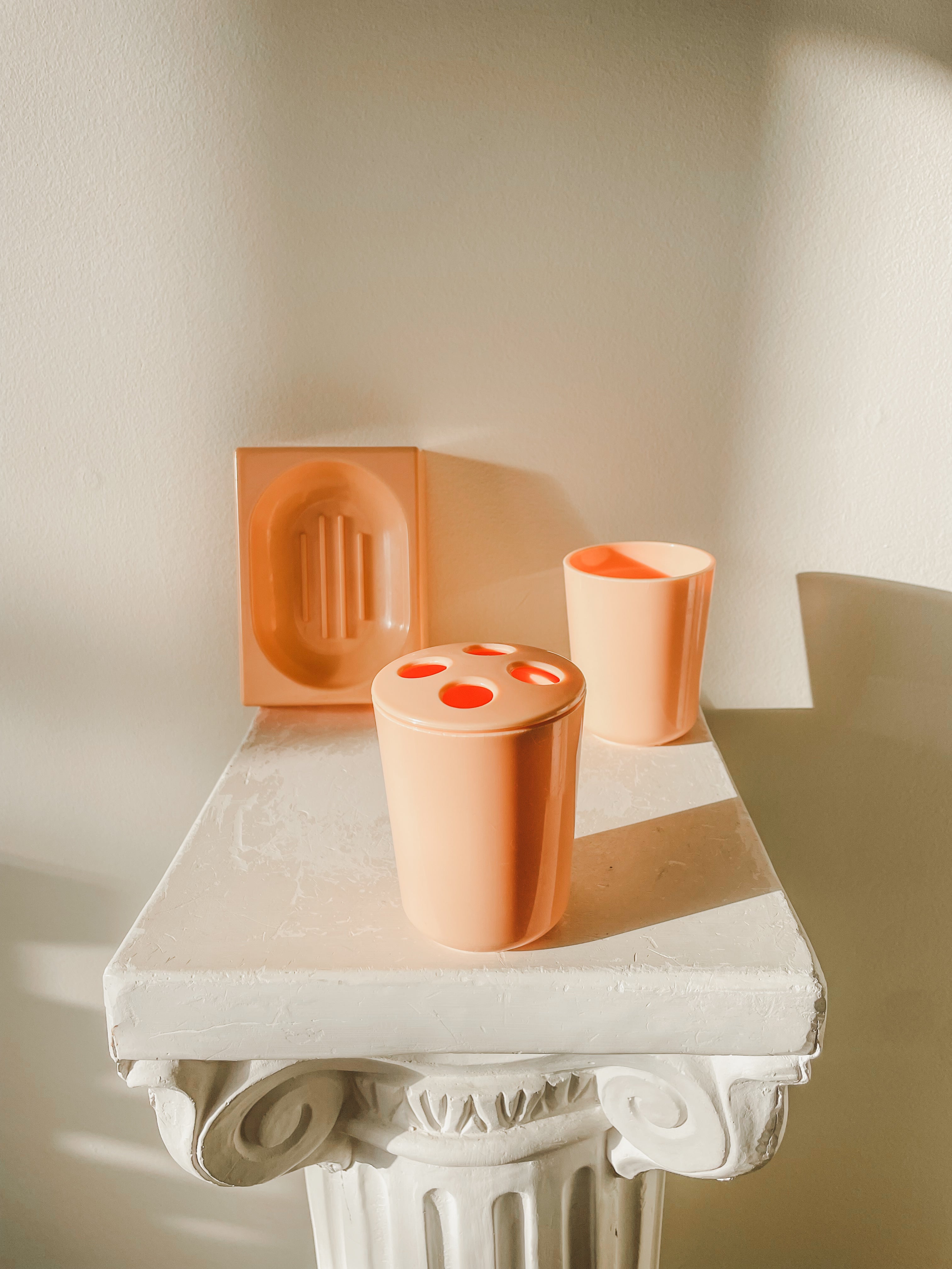 VINTAGE TOILETRIES SET