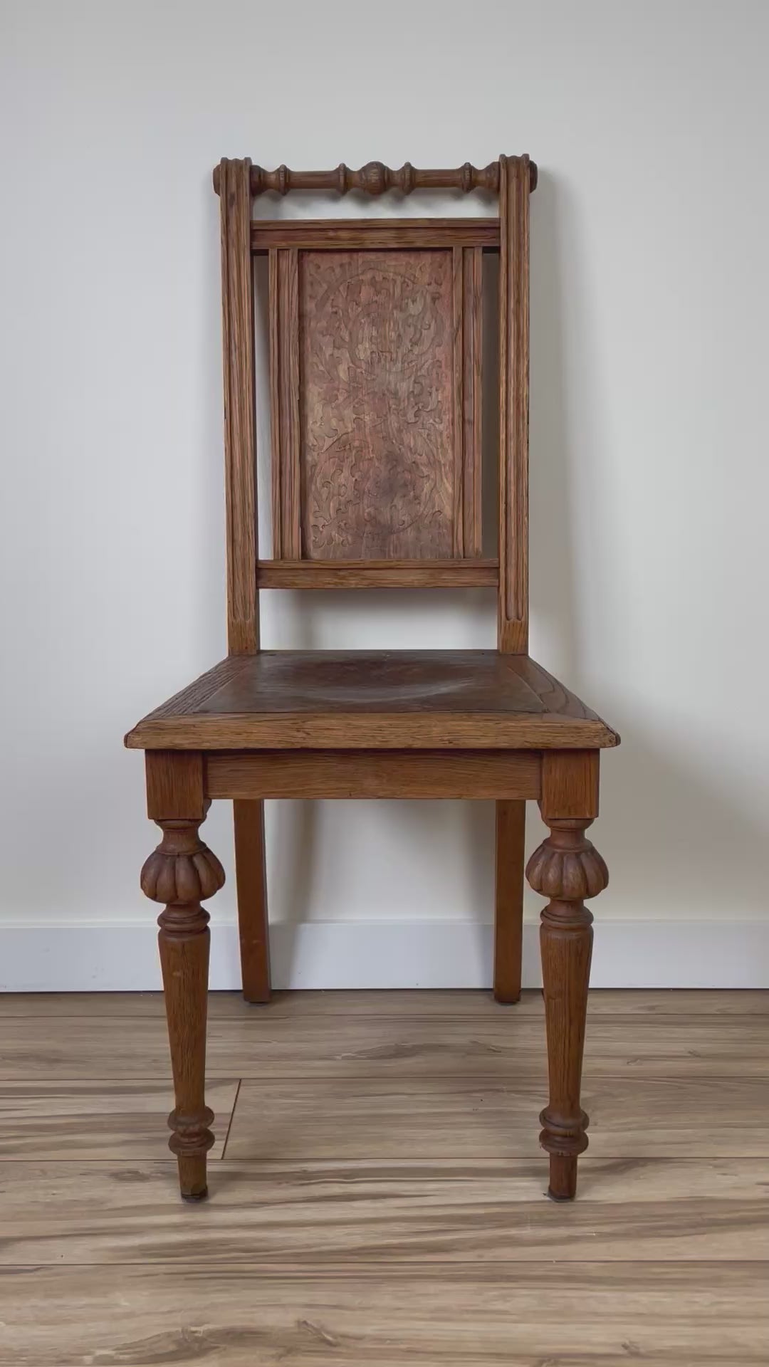 ANTIQUE DECORATIVE WOOD CHAIR